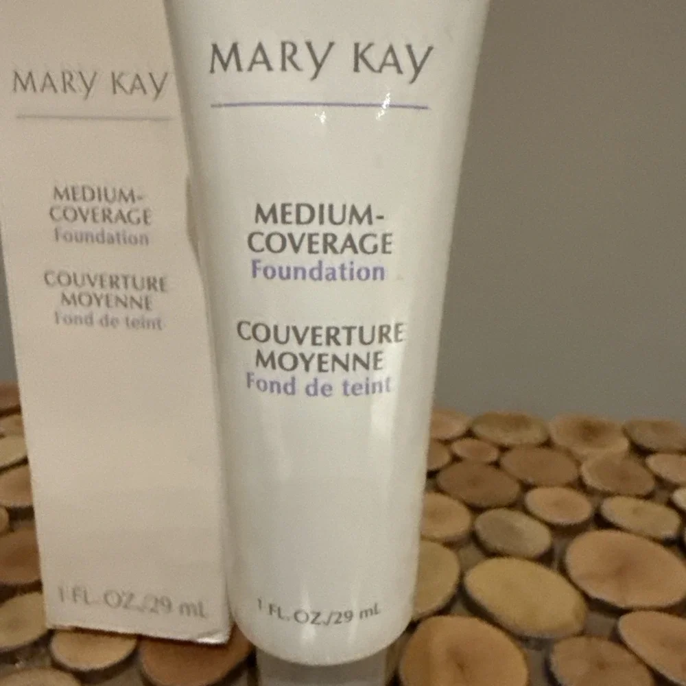Mary Kay Medium Coverage Foundation IVORY 100 Gray Cap‎ NOS